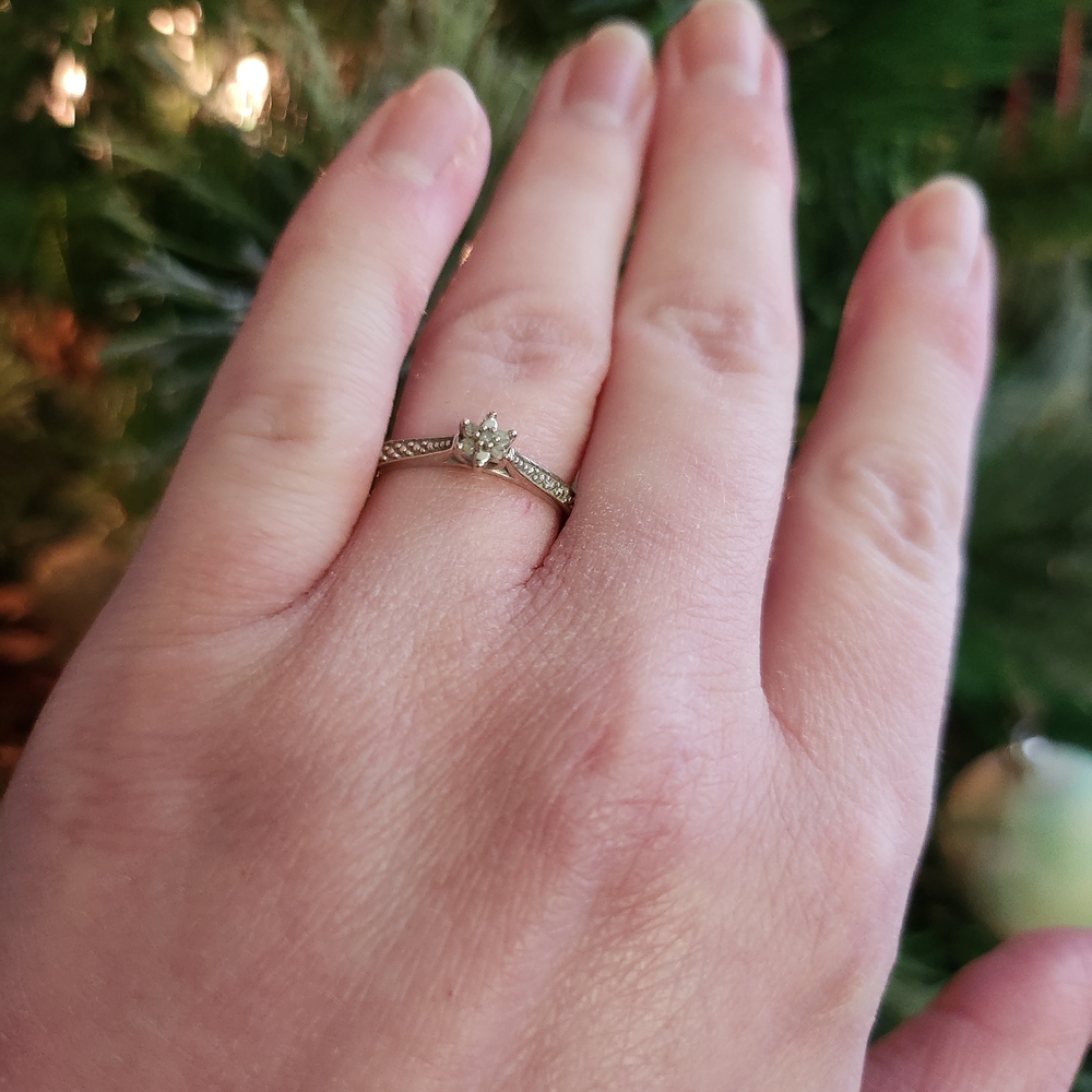 10k White Gold Diamond Ring - Picture 7 of 7